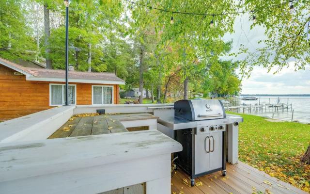 Kalkaska Retreat: Private Hot Tub, Dock, Fireplace