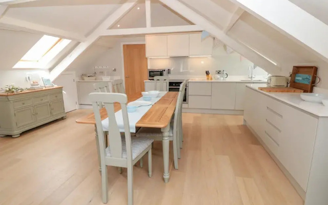 7 The Manor House, Hillfield Village