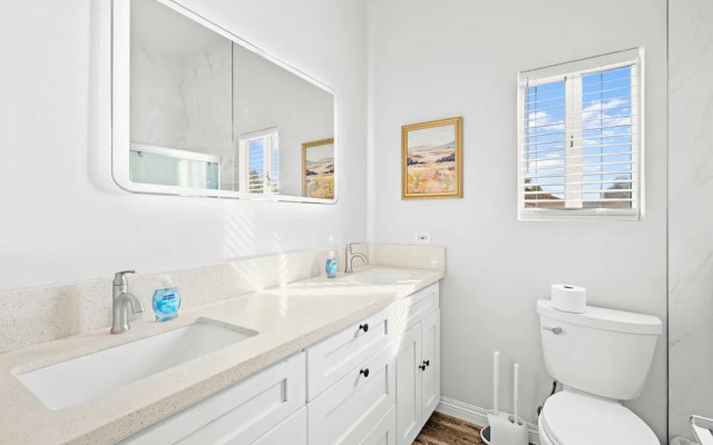 Spacious Retreat Near Iconic LA Sights