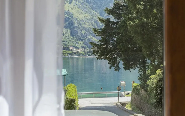 Muo Sea Front Apartments Kotor