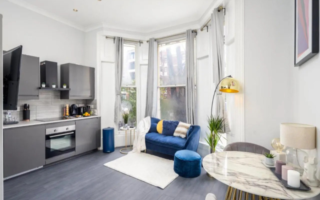 Kensington Modern Apartment