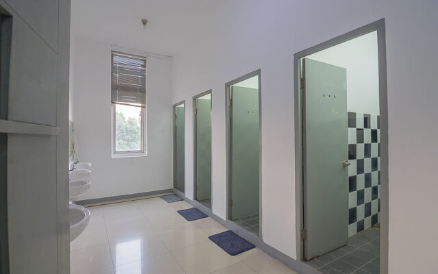 RedDoorz Hostel near Braga Citywalk