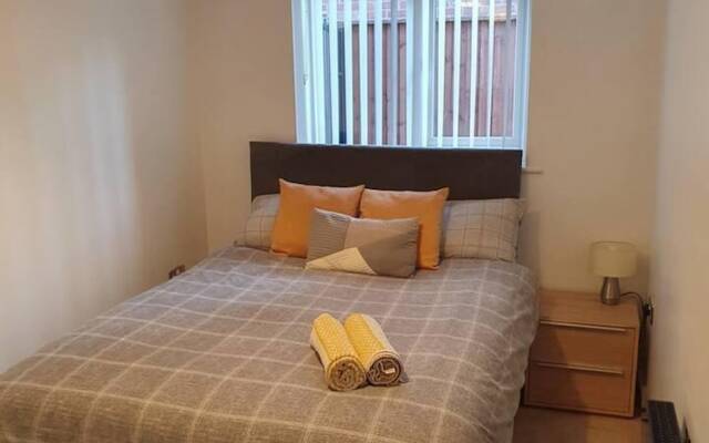 Immaculate 2-bed Apartment in Leigh