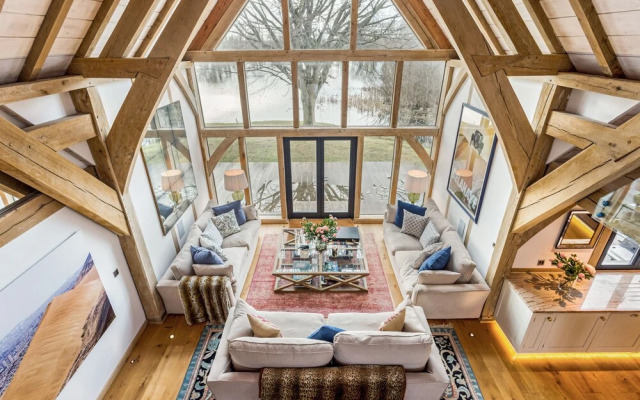 Stunning Lakeside Country Retreat near Cirencester