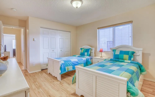 Ocean View and Modern Comforts - Stunning Nye Beach Retreat