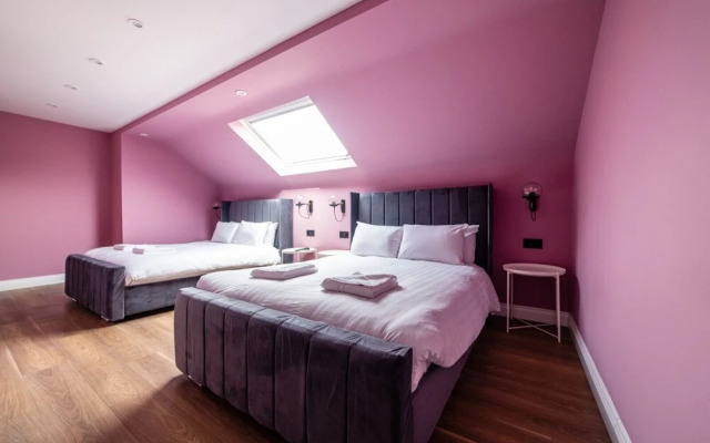 Hollywood Suite Sasco Apartments