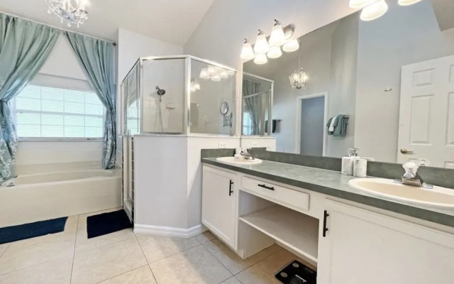 Lakeside Sunset 3 Bedroom by RedAwning