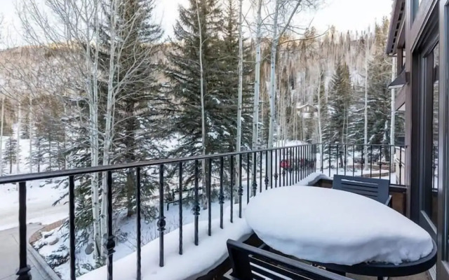 Northwoods Luxury Condo Close to Chairlift by RedAwning