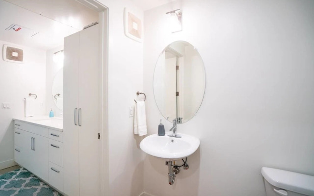 Minimalist & Alluring Condo, Walk to Mile High