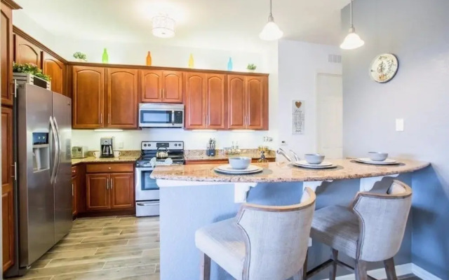 Lakeview Penthouse Elegance 3 Bedroom Condo by RedAwning