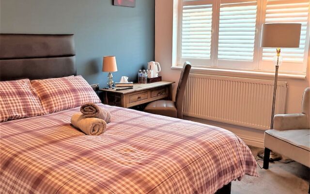 Room in Guest Room - Apple House Wembley -double Ensuite