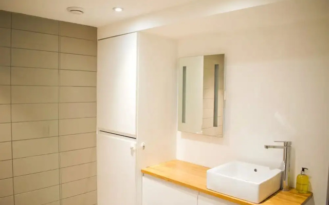Bright And Modern 2 Bedroom Flat