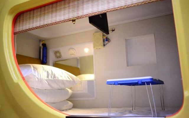 Simple Capsule Hotel