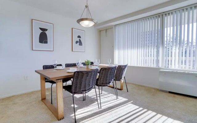 Spacious 2BR Apartment in Crystal City