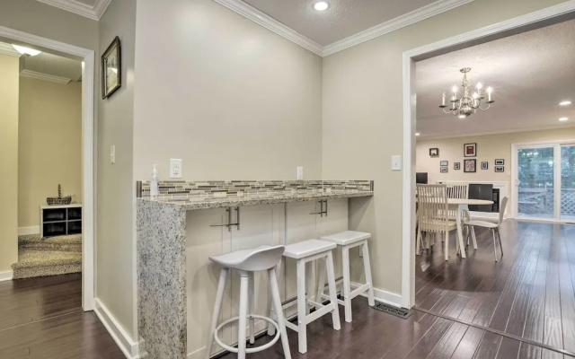 Tree-lined Durham Townhome: Close to Parks!