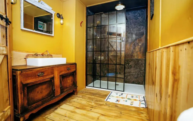 Luxury Glamping Retreat in Battle