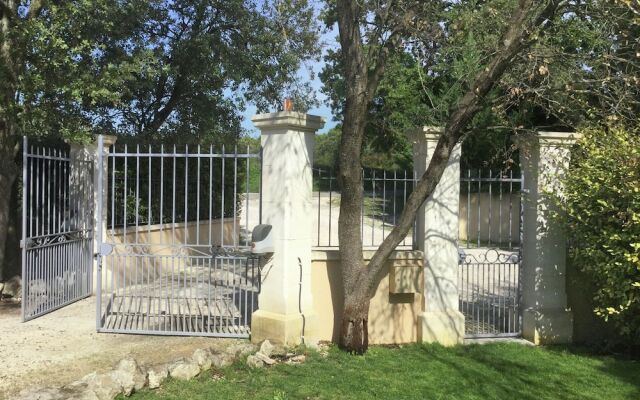 Inviting Villa in Saumane-de-vaucluse With Swimming Pool