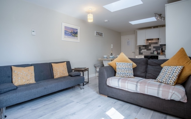 Sunflower Apartment - 2 Bed Apartment - Redberth
