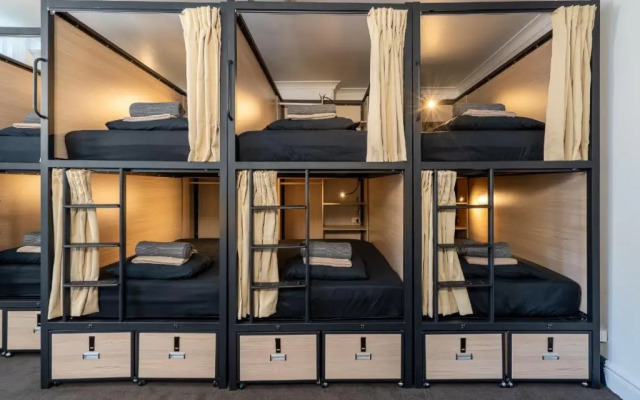 Shakespeare Backpackers Int'l Hostel