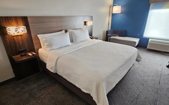 Holiday Inn Express Hotel & Suites Cincinnati-Blue Ash by IHG