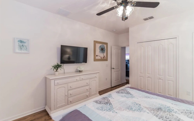 Lovely 6 Bedroom Home in the Solterra Community - 518