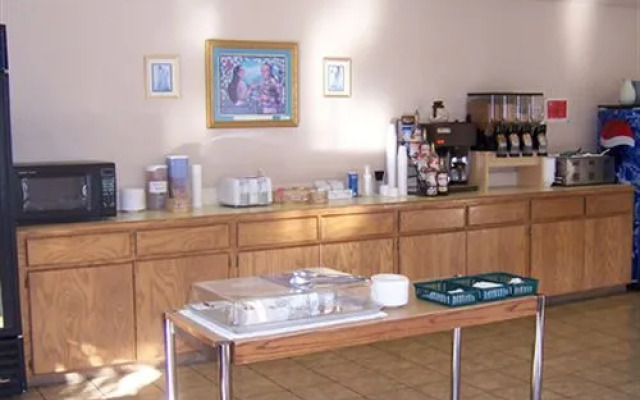 Oak Hill Inn & Suites