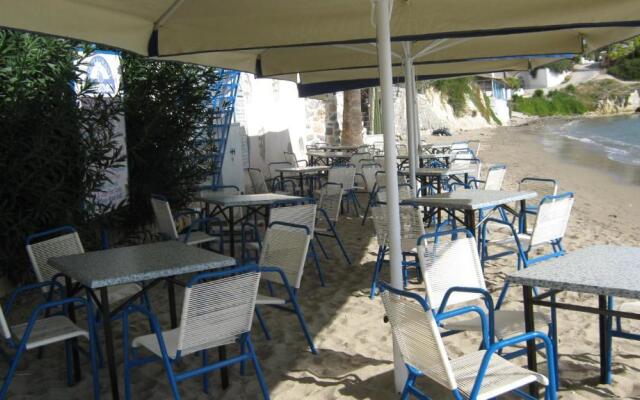 Oasis Hotel Theodoros & Litsa Galaris