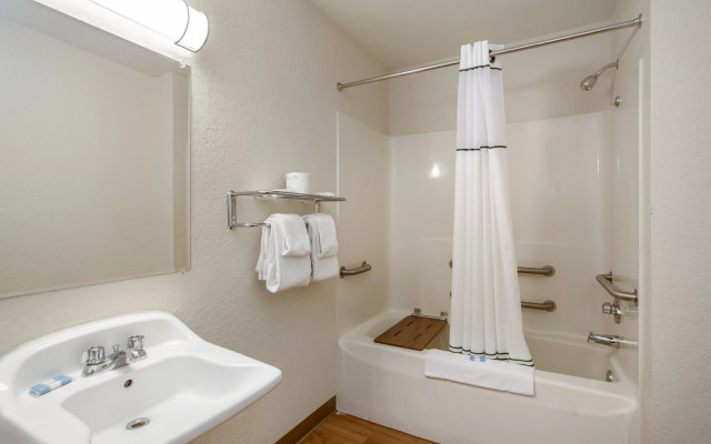 HomeTowne Studios by Red Roof Philadelphia - Maple Shade, NJ