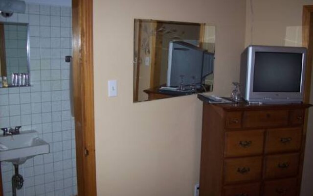 Loyalist Inn & Suites