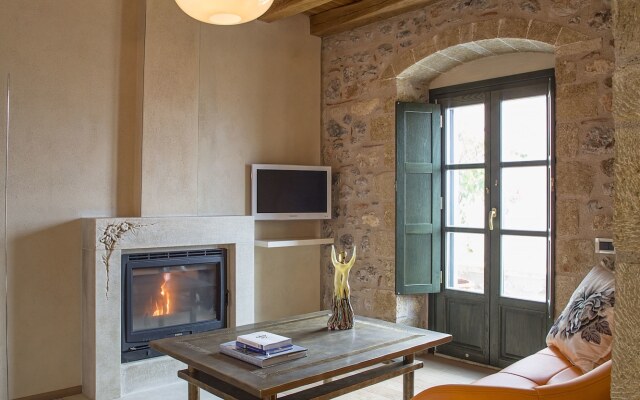 Moni Emvasis Luxury Suites