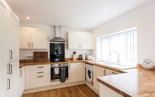 Superb Detached Coach House in Peaceful Location!