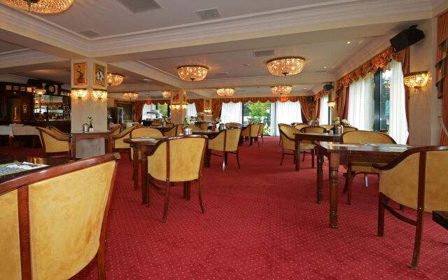 Fletcher Familiehotel De Hunzebergen