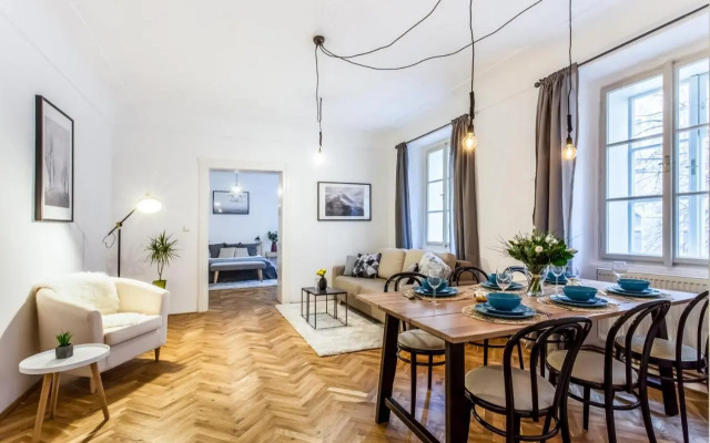 Old Town 2 BDR apartment, free coffee