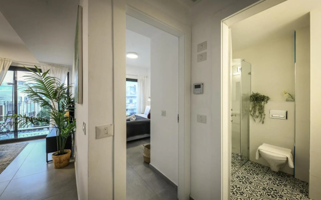 Stylish 2BR Apartment with Balcony and Urban View