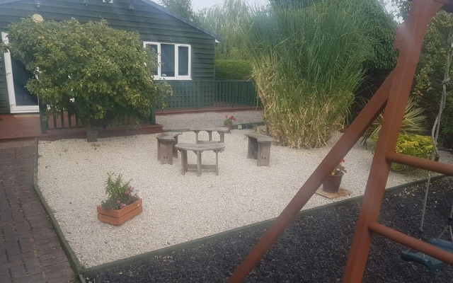 Beautiful and Secluded ,detached Garden Apartment