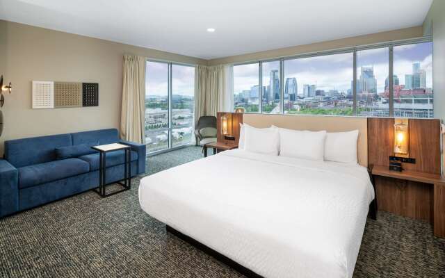La Quinta Inn & Suites by Wyndham Nashville Downtown / Stadium