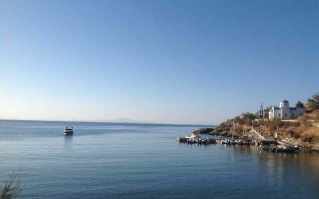 Manos Syros Rooms & Apartments