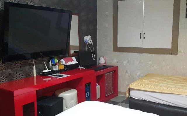 Q Motel