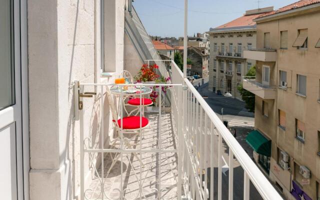 Flos Luxury Rooms