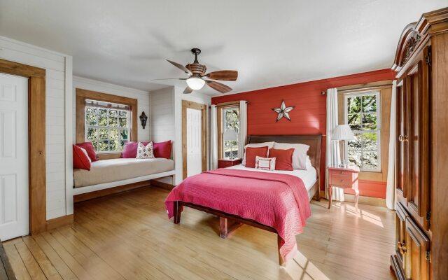 Lake Travis Waterfront Retreat