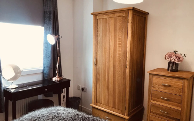 2 Bedroom Luxe Dockland Apartment with Parking