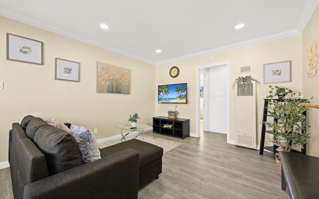 Sunny & Cheerful Near I-10 ~ Queen Beds ~ Parking