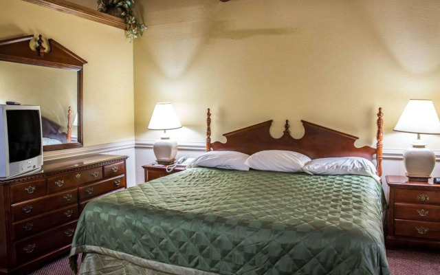 Rodeway Inn & Suites Plymouth Hwy 64