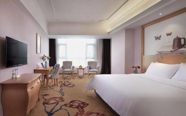 Vienna Hotel (Xinyi Jiaoyucheng River View)