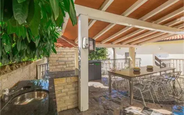 Six Bedroom Holiday Home in Medulin