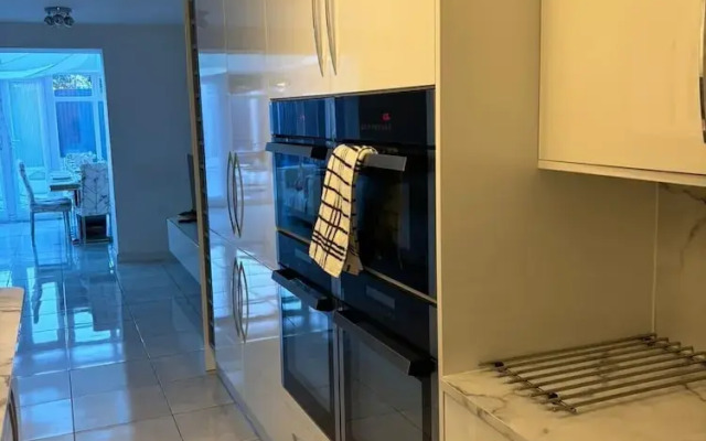 Dartford, 4 Beds, Sleeps 8, Near Bluewater and M25