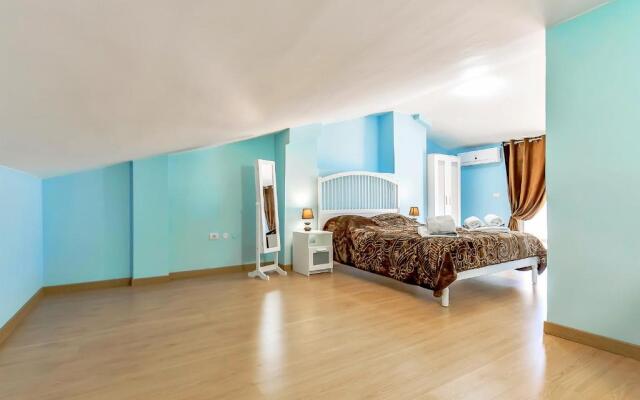 YELLOW 3 bedroom large apartment for 10 guests