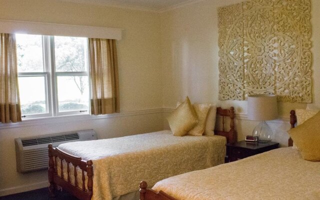 Edgewater Inn & Riverside Grill