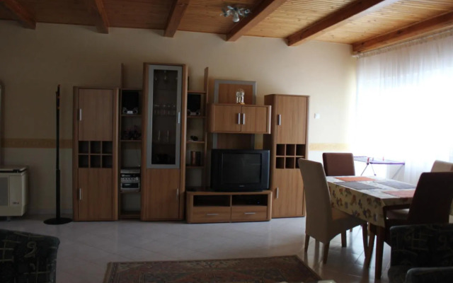Cedar Apartment 4