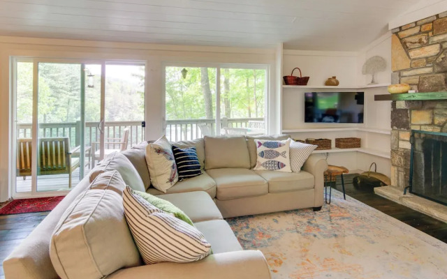 High-end Sapphire Retreat on Fairfield Lake!